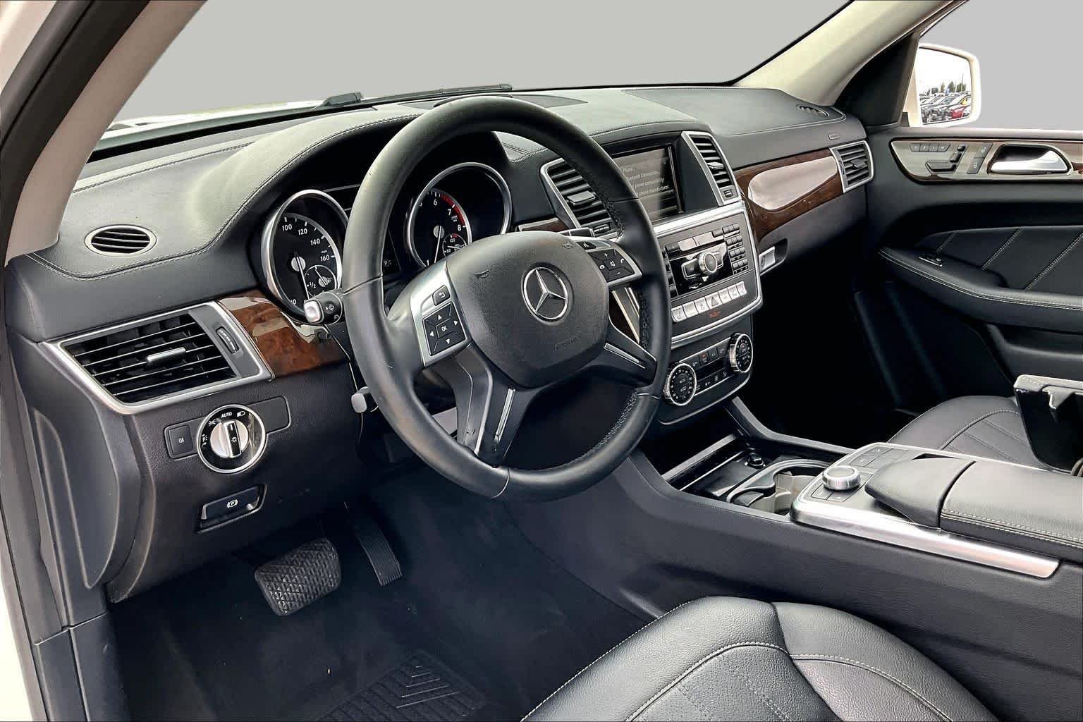 Used 2015 Diamond White Metallic Mercedes-Benz GL 450 image 18