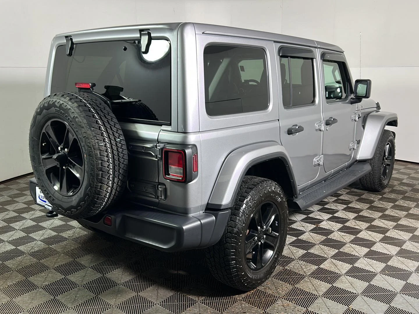 Used 2021 Billet Silver Metallic Clearcoat Jeep Unlimited Sahara Altitude image 6