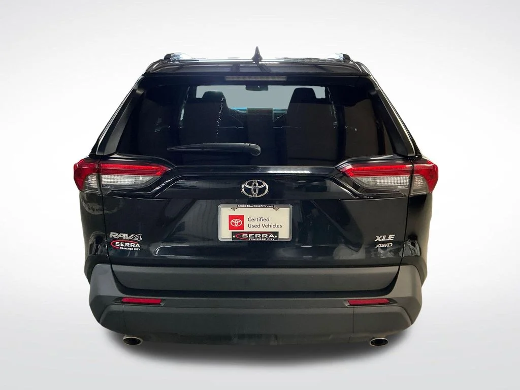 Used 2025  Toyota XLE image 4