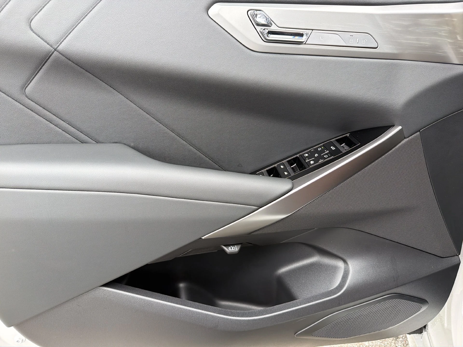 New 2027 Mineral White Metallic BMW  image 25