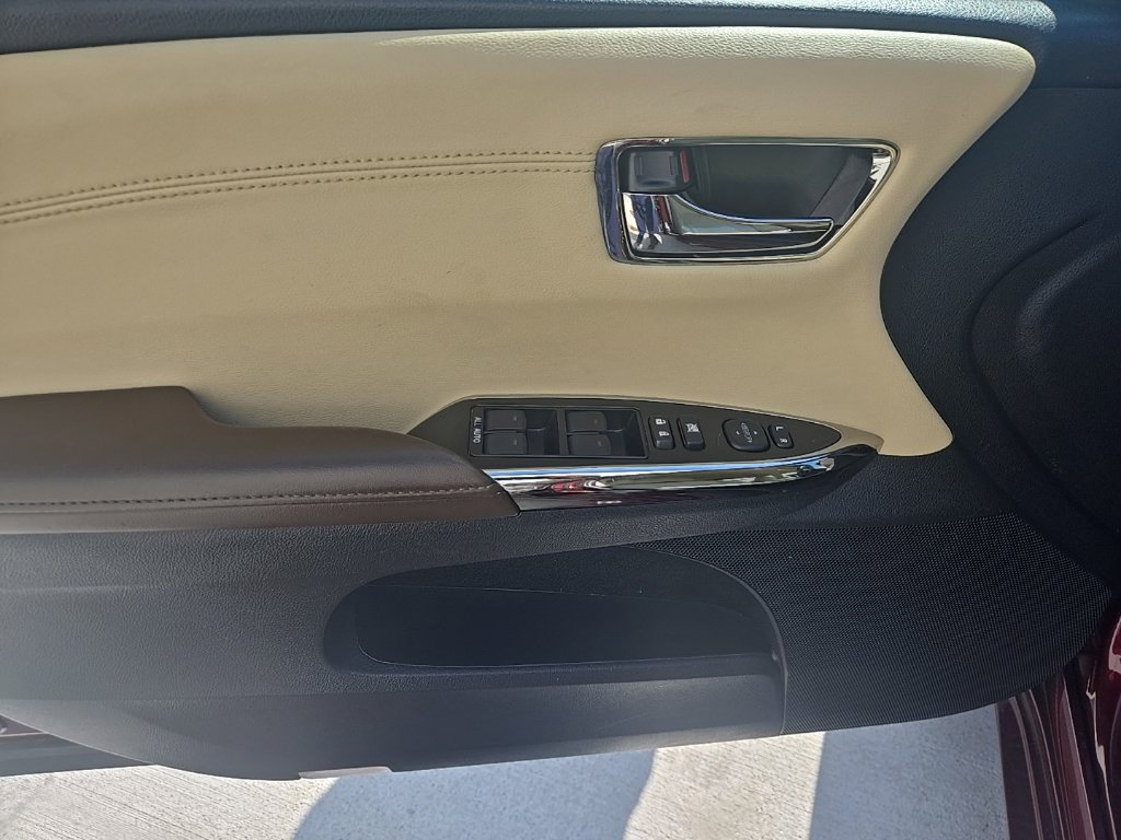 Used 2016 Mica Toyota XLE Plus image 13