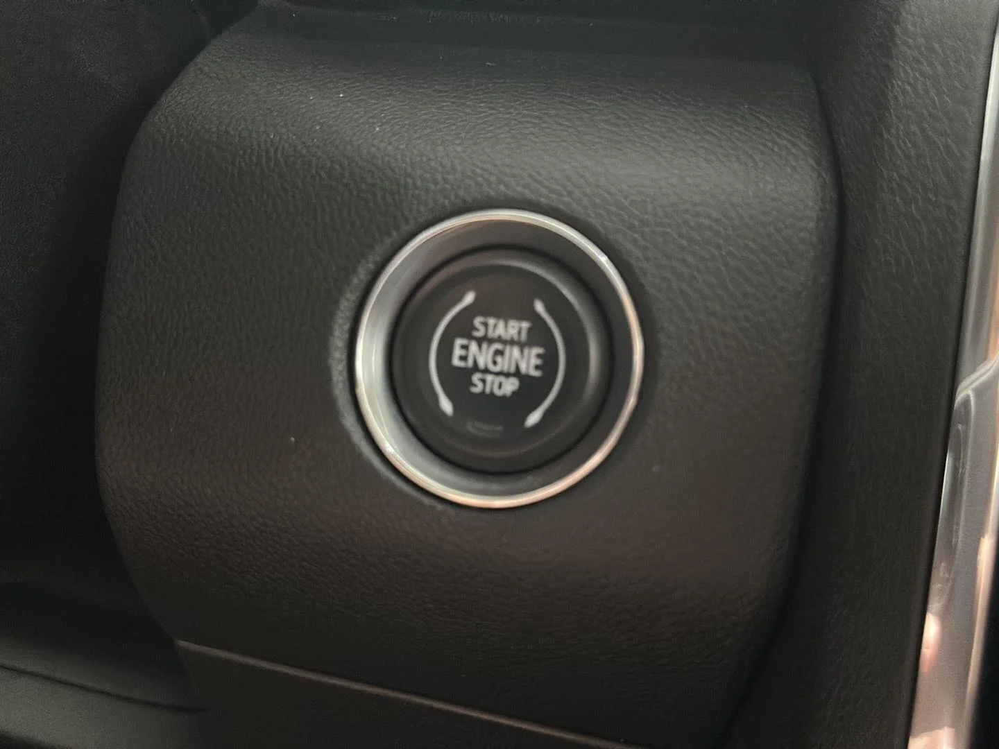 Used 2025 Ebony Twilight Metallic GMC Elevation image 15