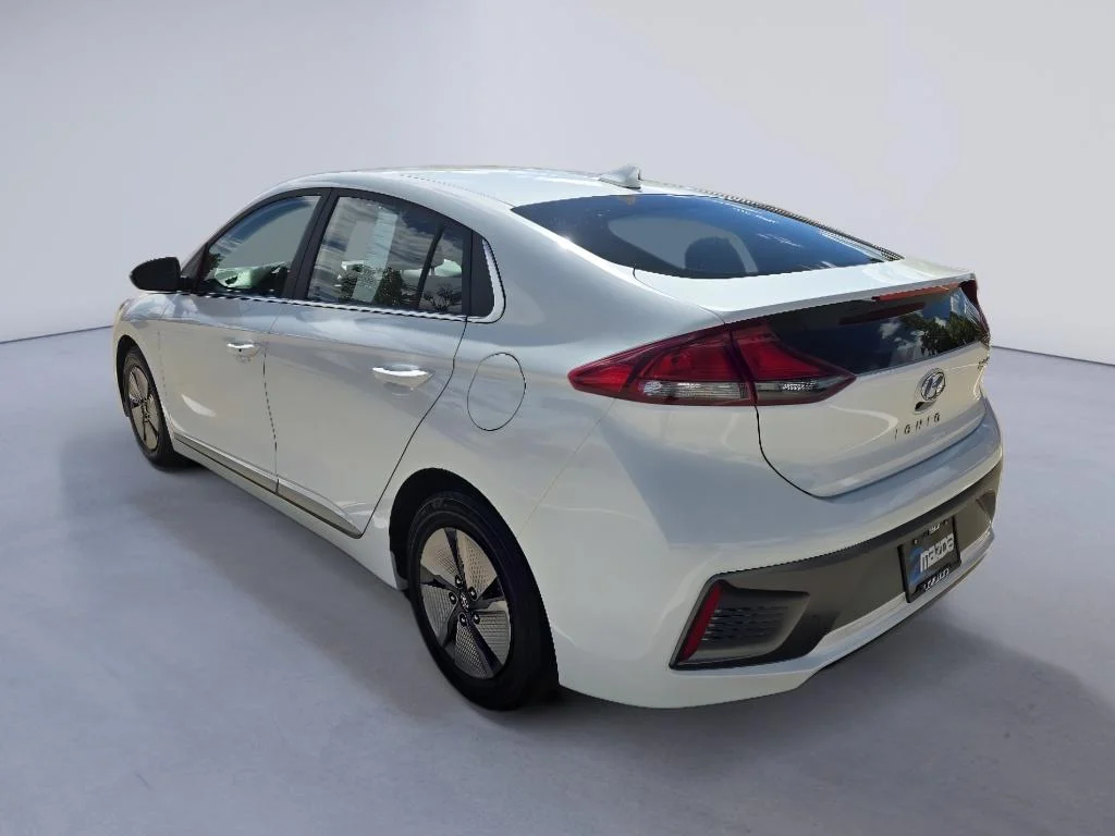 Used 2021 Ceramic White Hyundai SE image 3