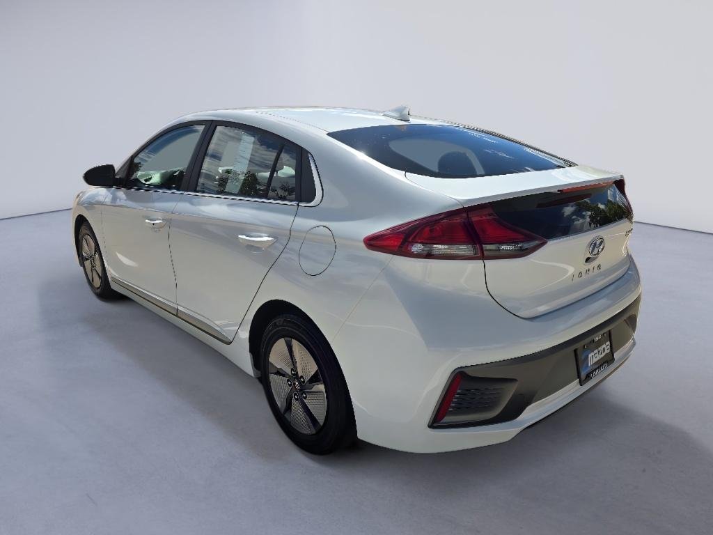 Used 2021 Ceramic White Hyundai SE image 3