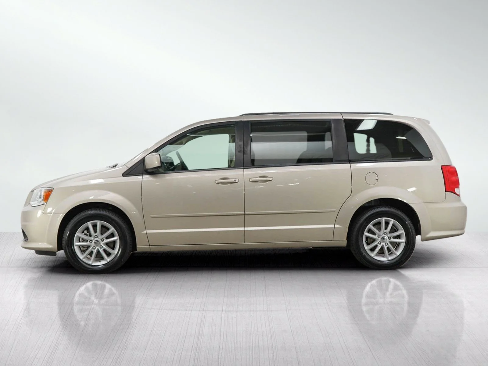 Used 2015 Dodge Grand Caravan SXT with VIN 2C4RDGCG4FR518009 for sale in Burnsville, Minnesota