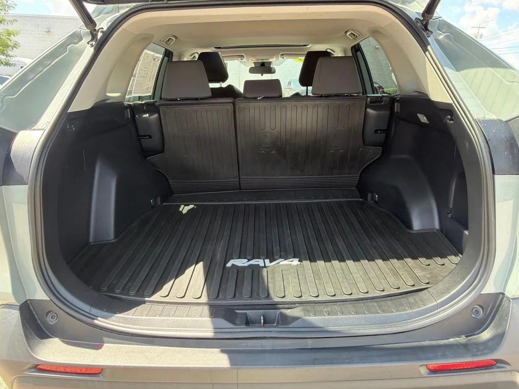 Used 2019 Silver Toyota XLE image 21