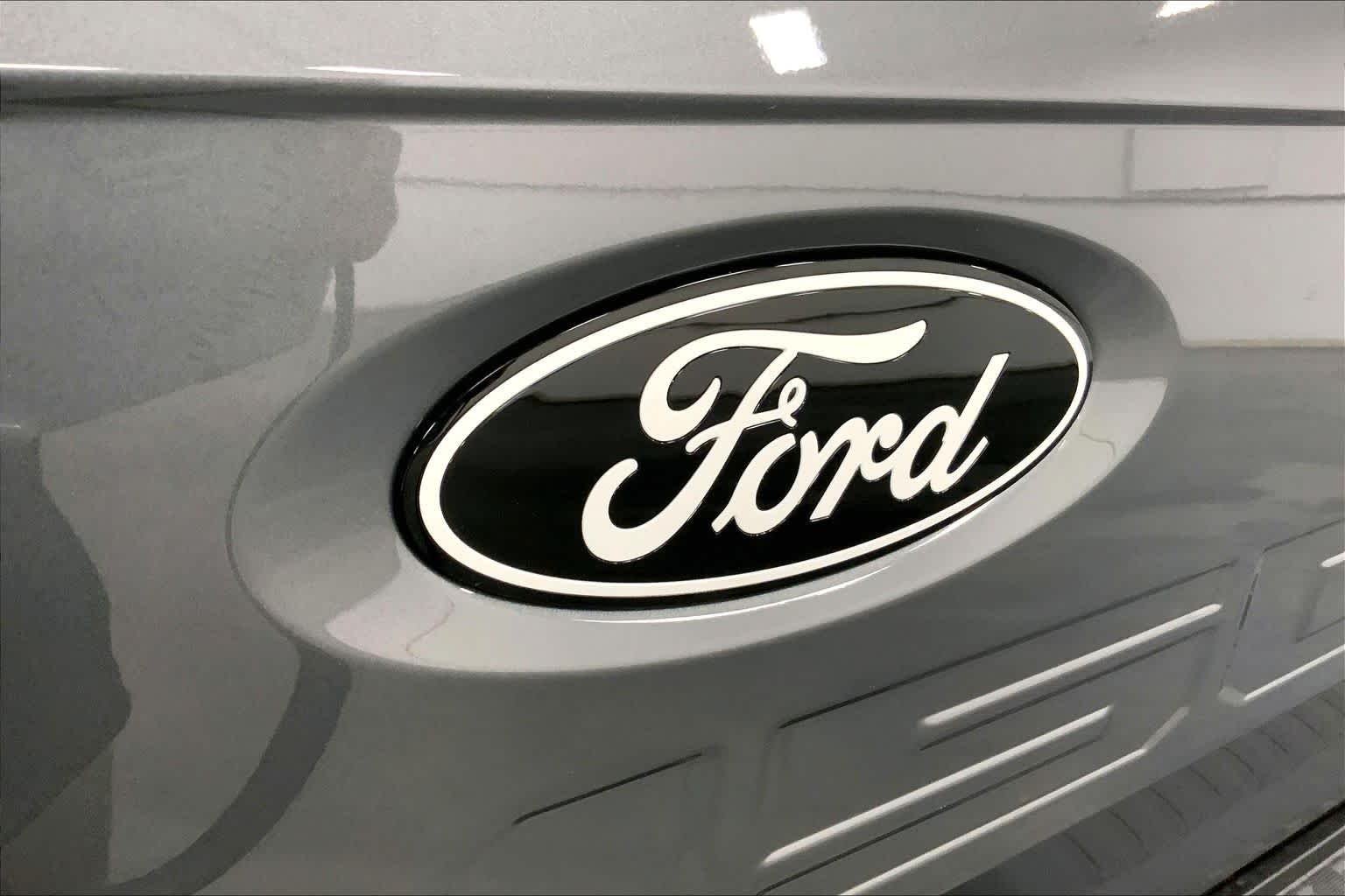 New 2026 Carbonized Gray Metallic Ford XLT image 12