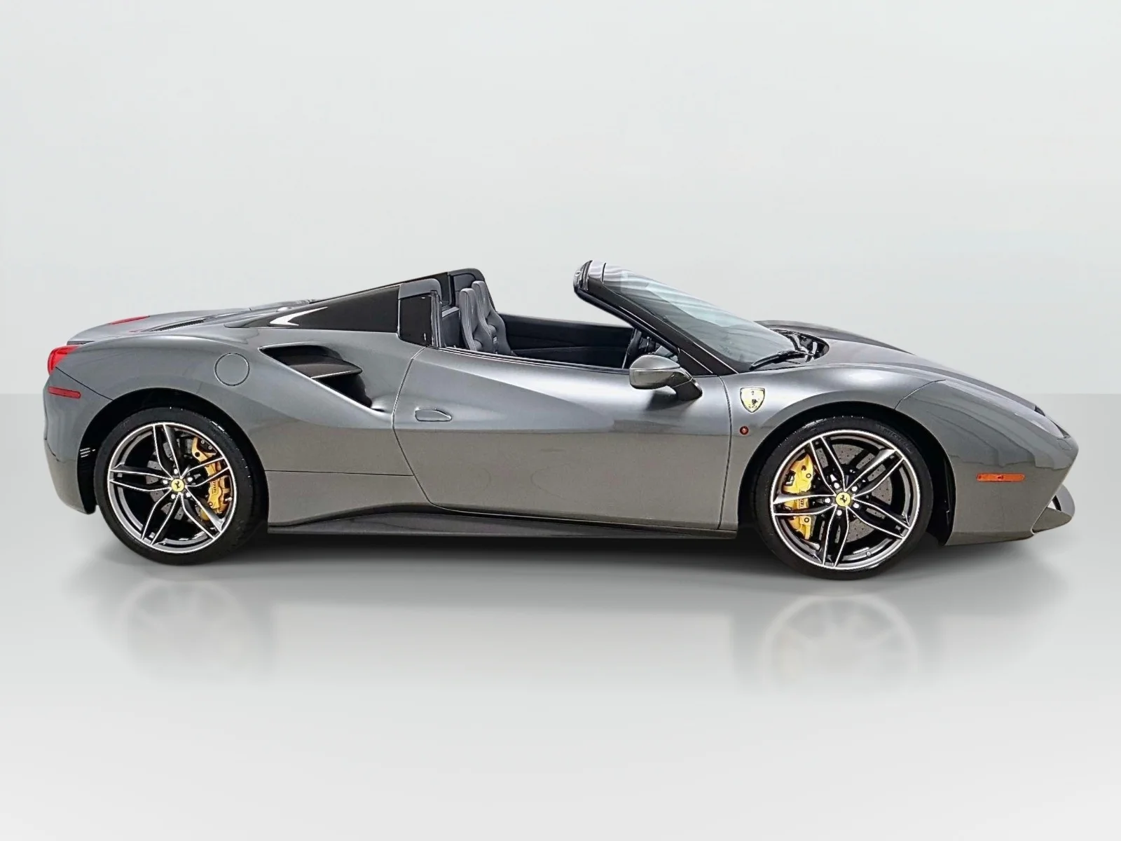 Used 2018 Grigio Silverstone Metallic Ferrari Convertible image 6