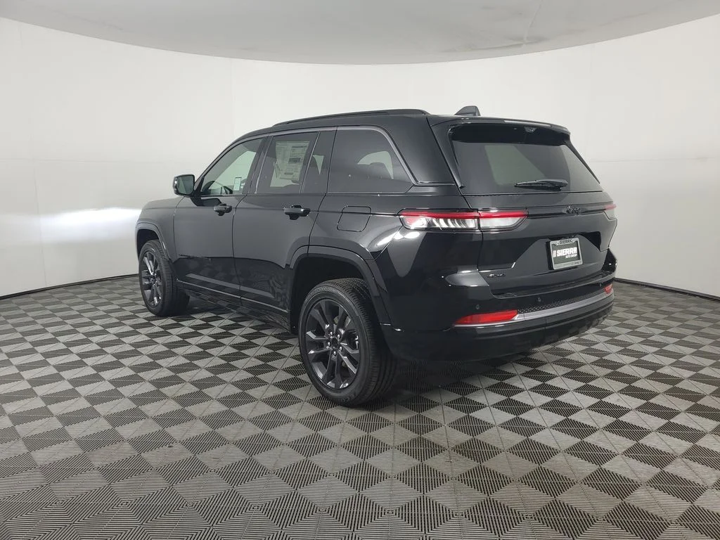 New 2026 Diamond Black Crystal Pearl-Coat Exterior Paint Jeep Limited Reserve image 6