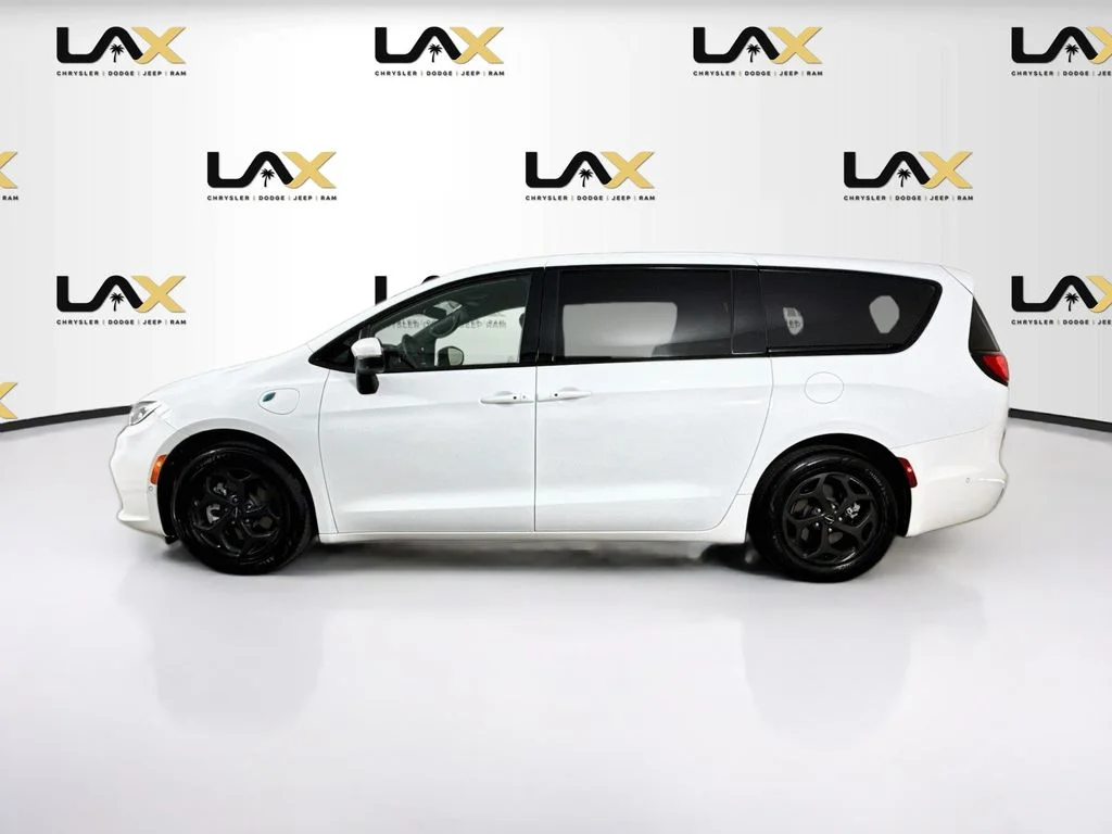 Used 2023 White Chrysler Touring L image 4