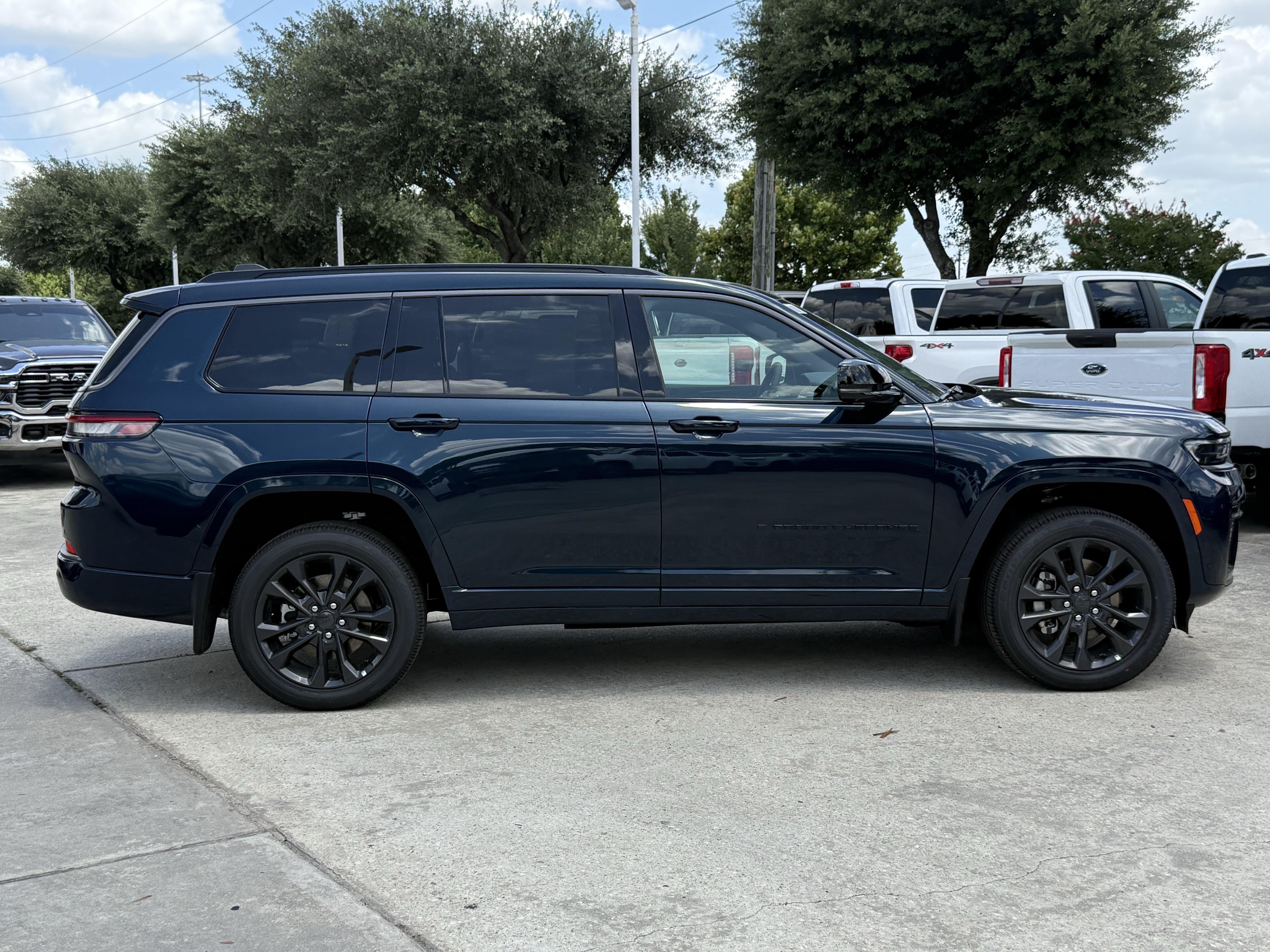 New 2026 Fathom Blue Pearl-Coat Exterior Paint Jeep Limited Reserve image 3