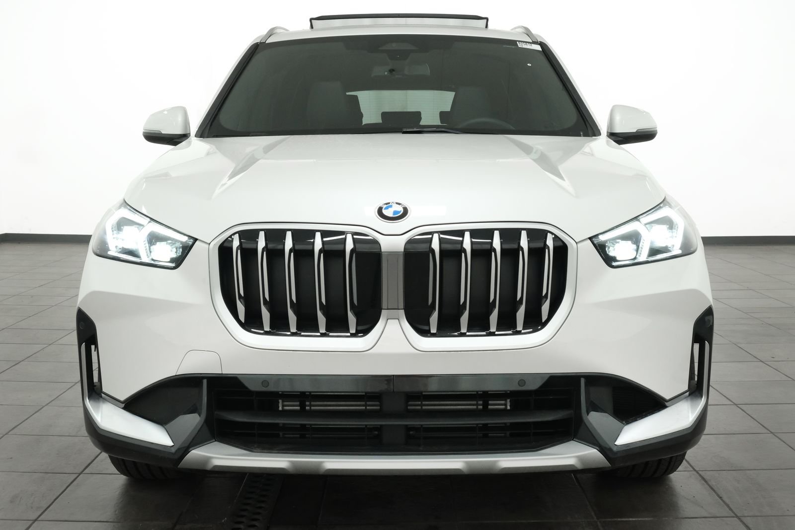 New 2027 Mineral White Metallic BMW xDrive28i image 8