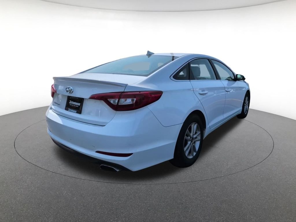 Used 2017 White Hyundai Base image 6