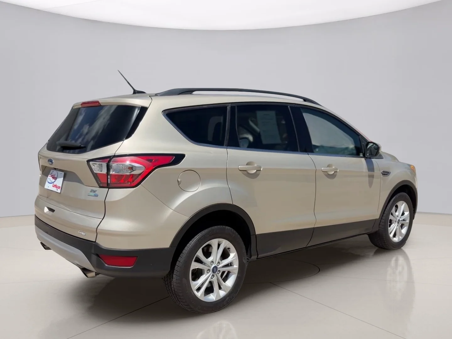 Used 2018 Gold Ford SE 4WD image 5