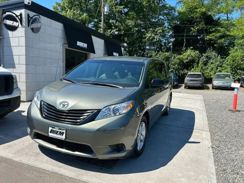 2011 Toyota Sienna Base V6 7-Passenger's photo