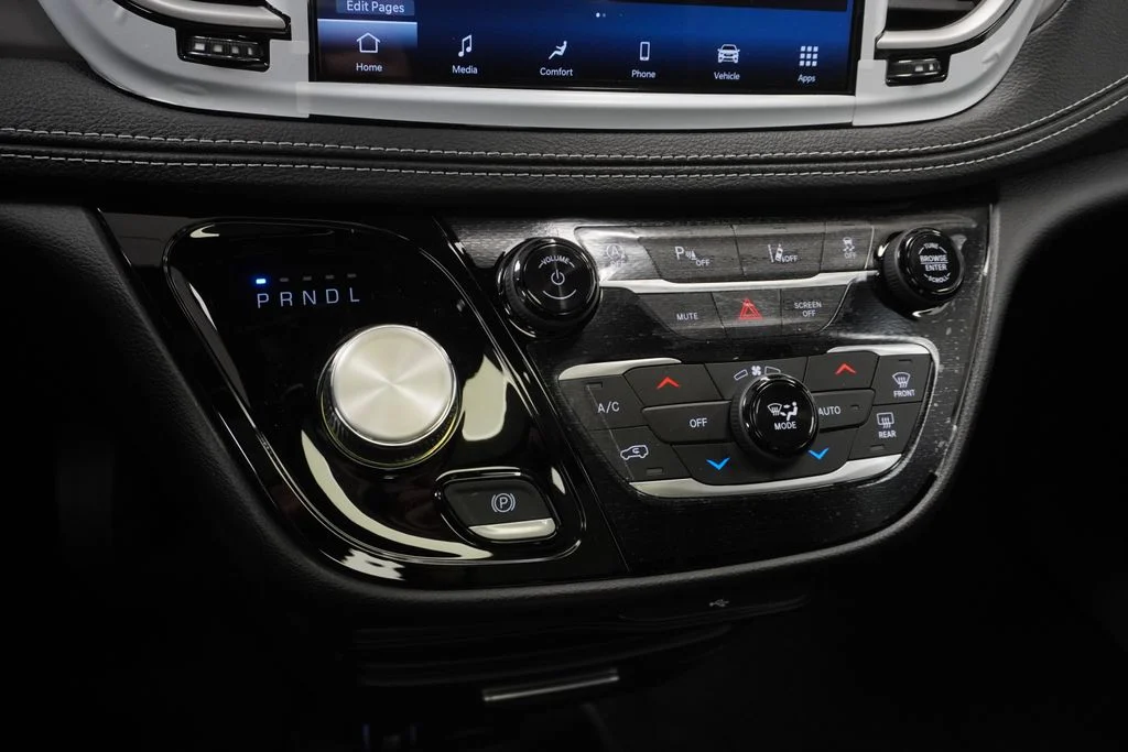 New 2027 Diamond Black Crystal Pearl-Coat Exterior Paint Chrysler Select image 25