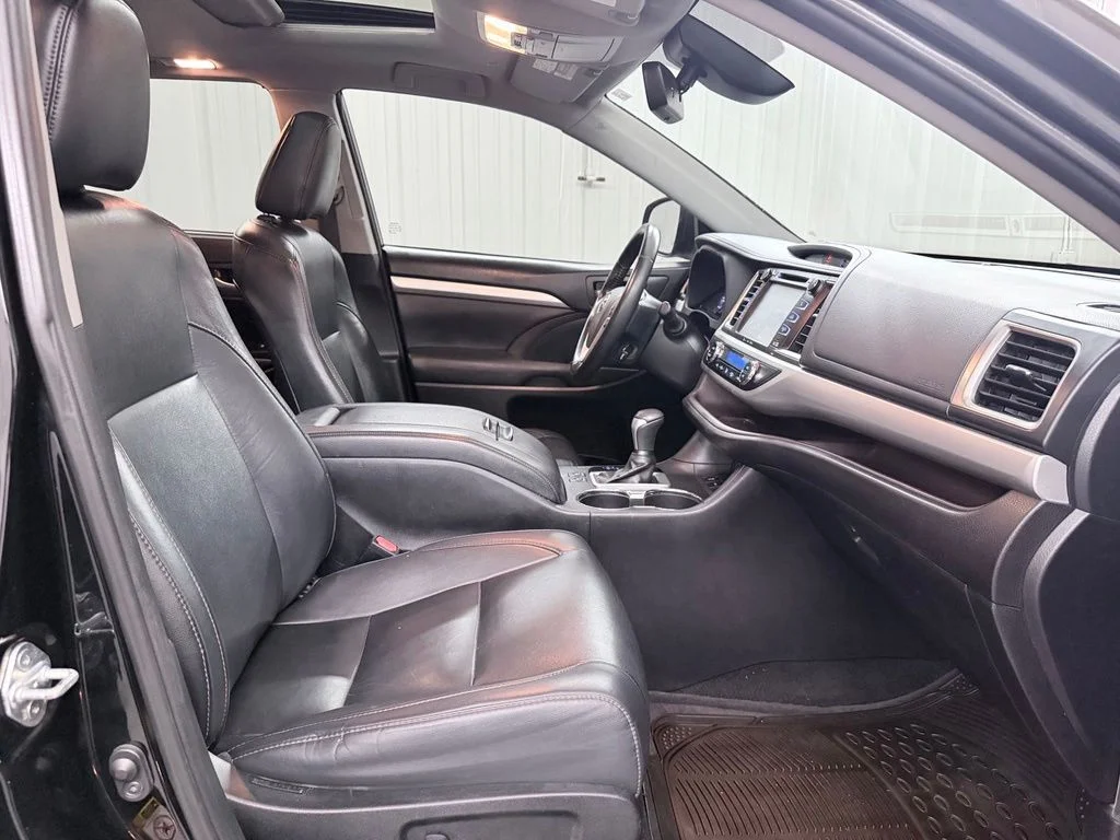 Used 2019 Black Toyota XLE image 38