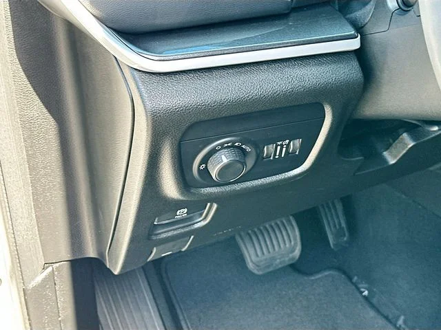 Used 2023 White/off-white Jeep Altitude X image 10