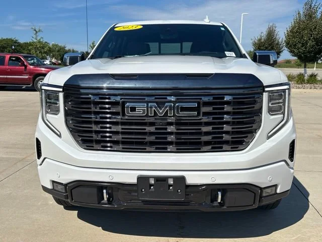Used 2023 White Frost Tricoat GMC Denali Ultimate image 3