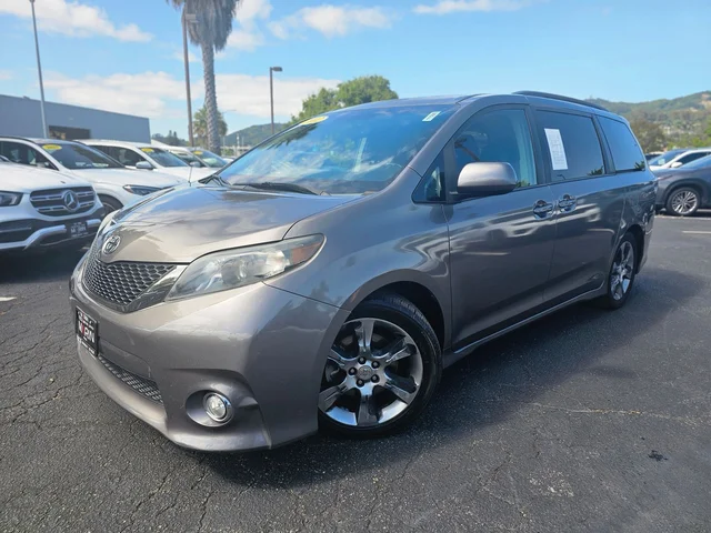 2012 Toyota Sienna SE 8 Passenger