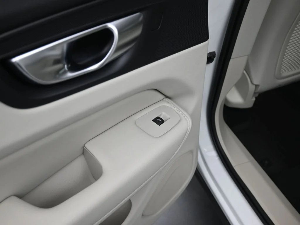 New 2026 White Volvo T8 Ultra image 17