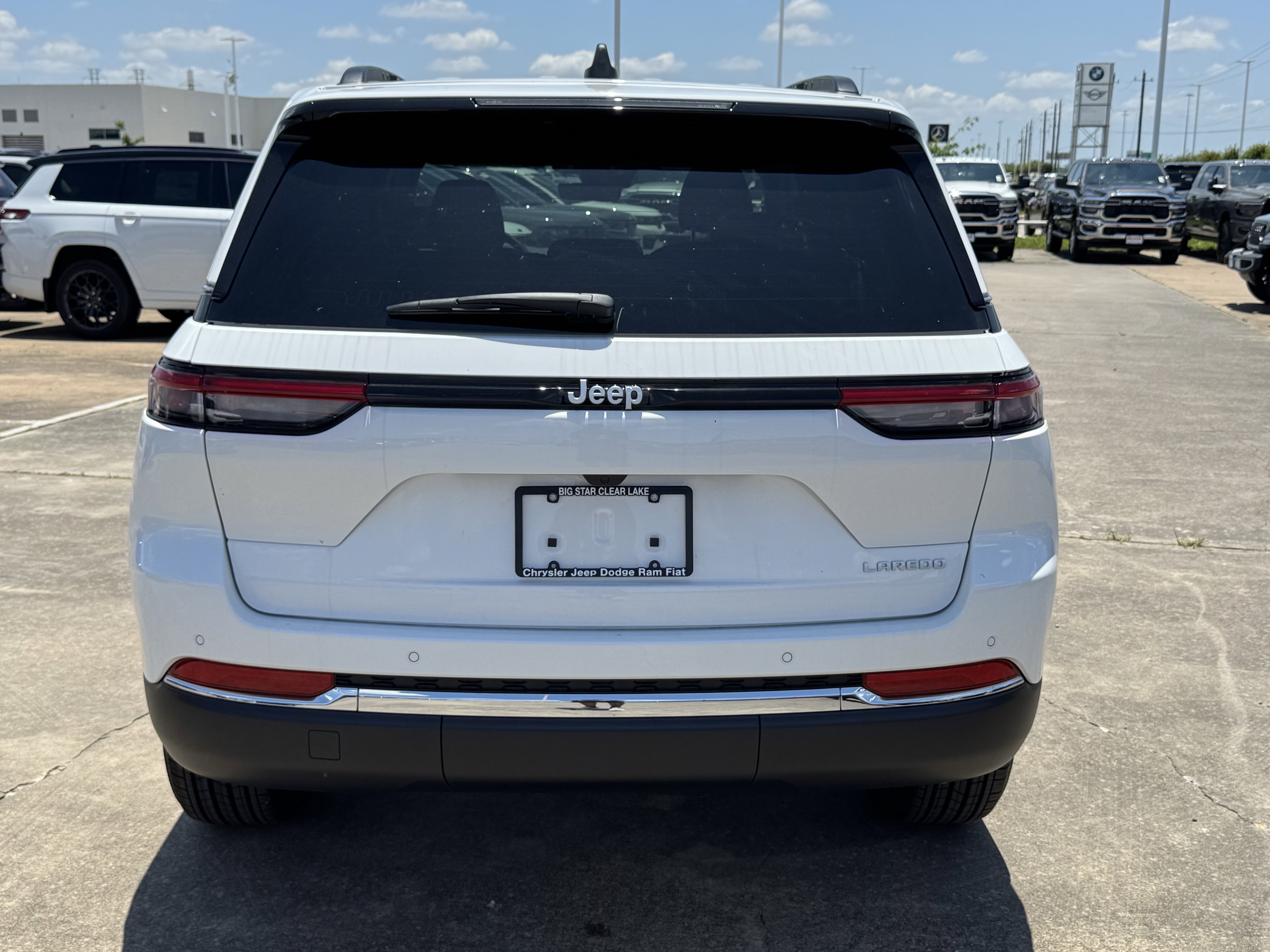 New 2026 Bright White Clear-Coat Exterior Paint Jeep Laredo image 8