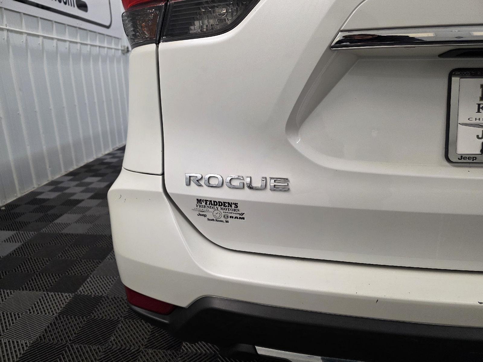 Used 2020 Pearl White Tricoat Nissan SV image 10