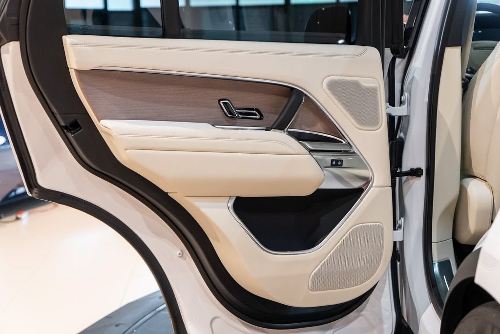 Used 2025 Fuji White Land Rover SE image 30