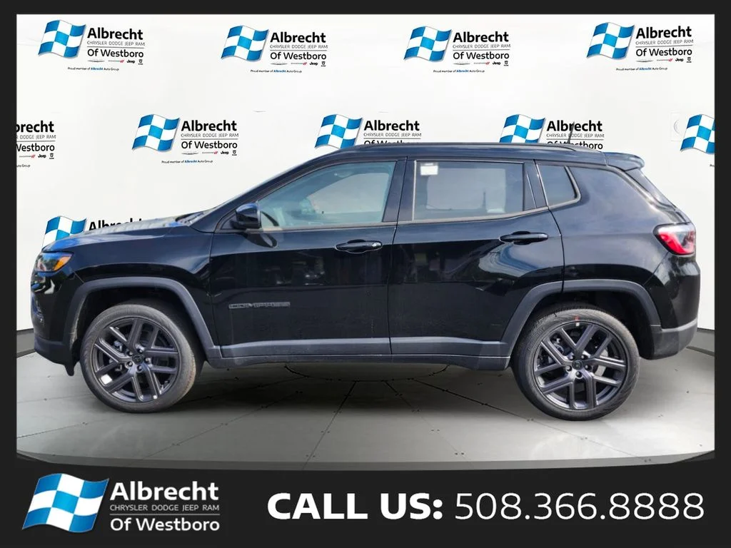 New 2026 Diamond Black Crystal Pearl-Coat Exterior Paint Jeep Limited image 2