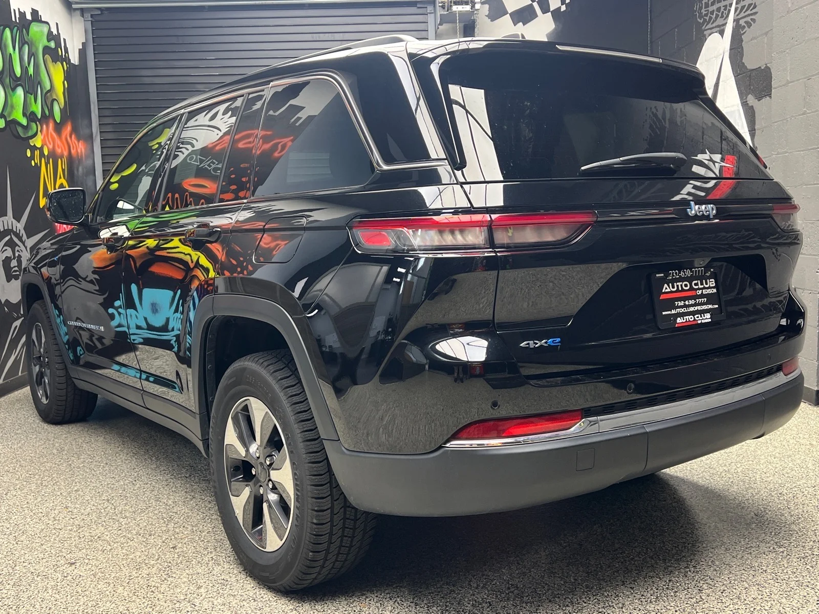 Used 2024 Diamond Black Crystal Pearl Coat (pxj) Jeep 4xe image 4