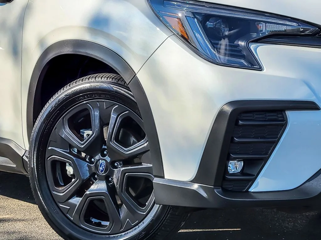 Used 2025 White Subaru Onyx Edition Touring image 3