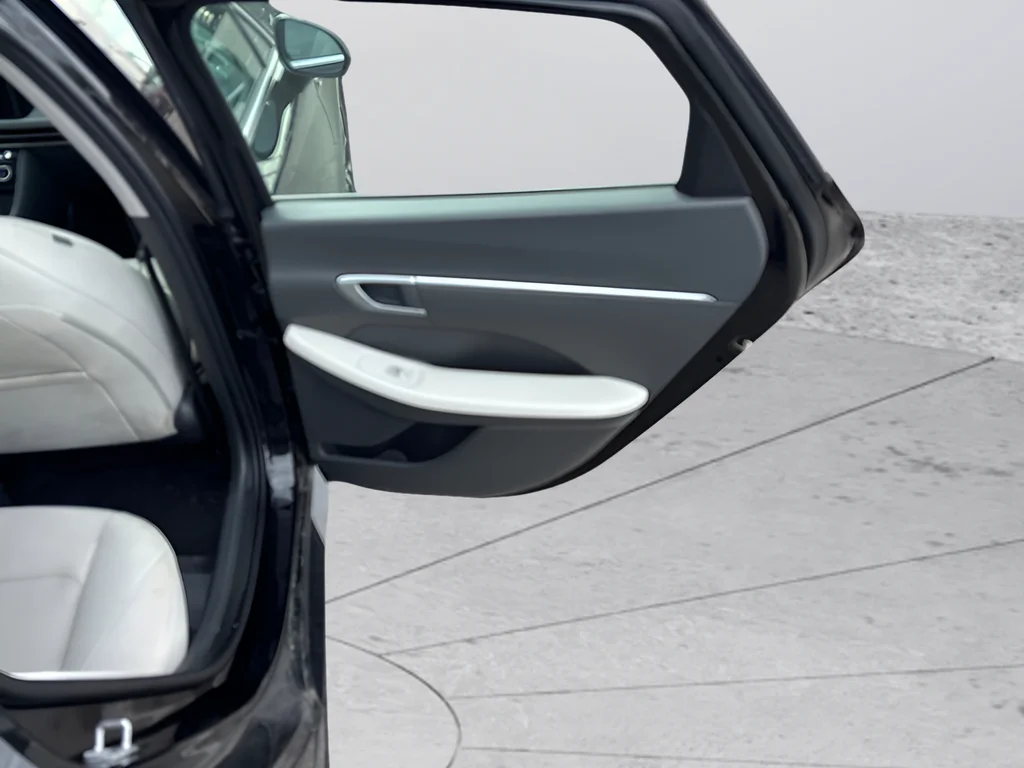 Used 2025 Abyss Black Hyundai SEL image 38