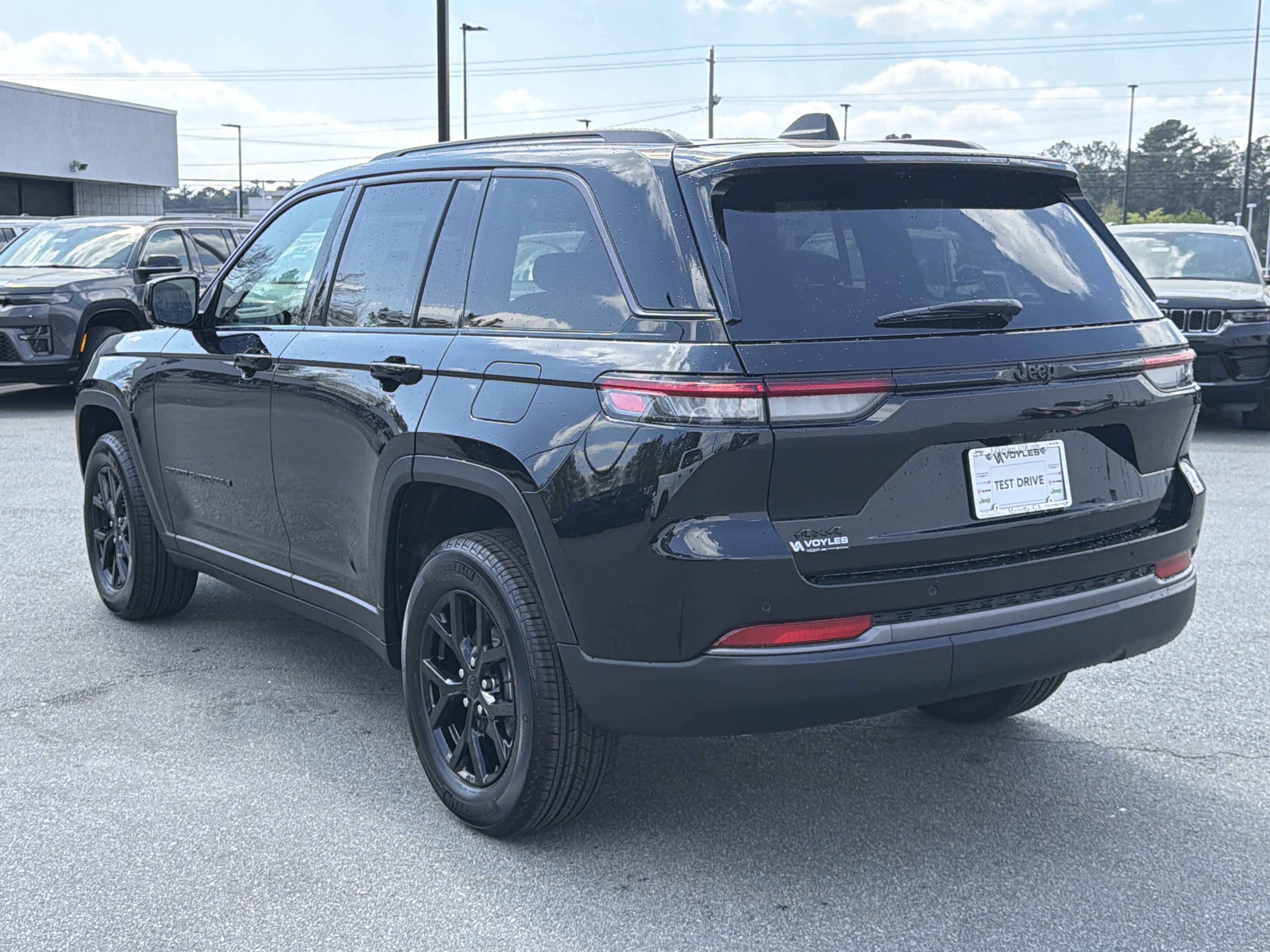 New 2026 Diamond Black Crystal Pearl-Coat Exterior Paint Jeep Altitude image 6