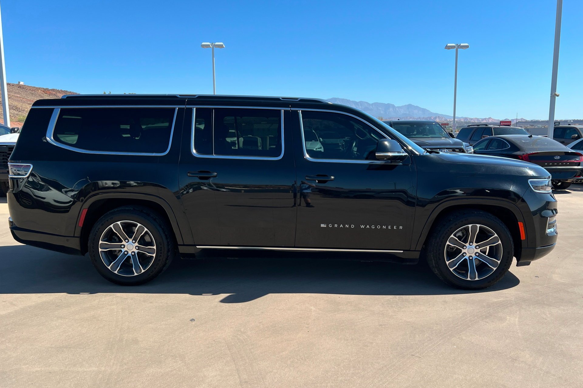 Used 2024 Diamond Black Crystal Pearlcoat Jeep Base image 7