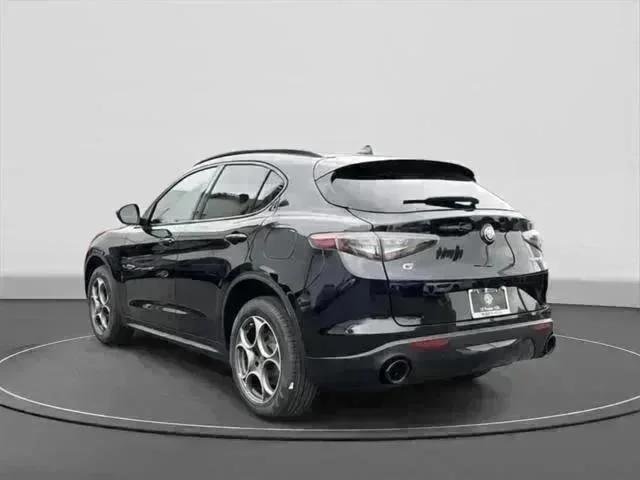 New 2025 Vulcano Black Metallic Exterior Paint Alfa Romeo  image 4