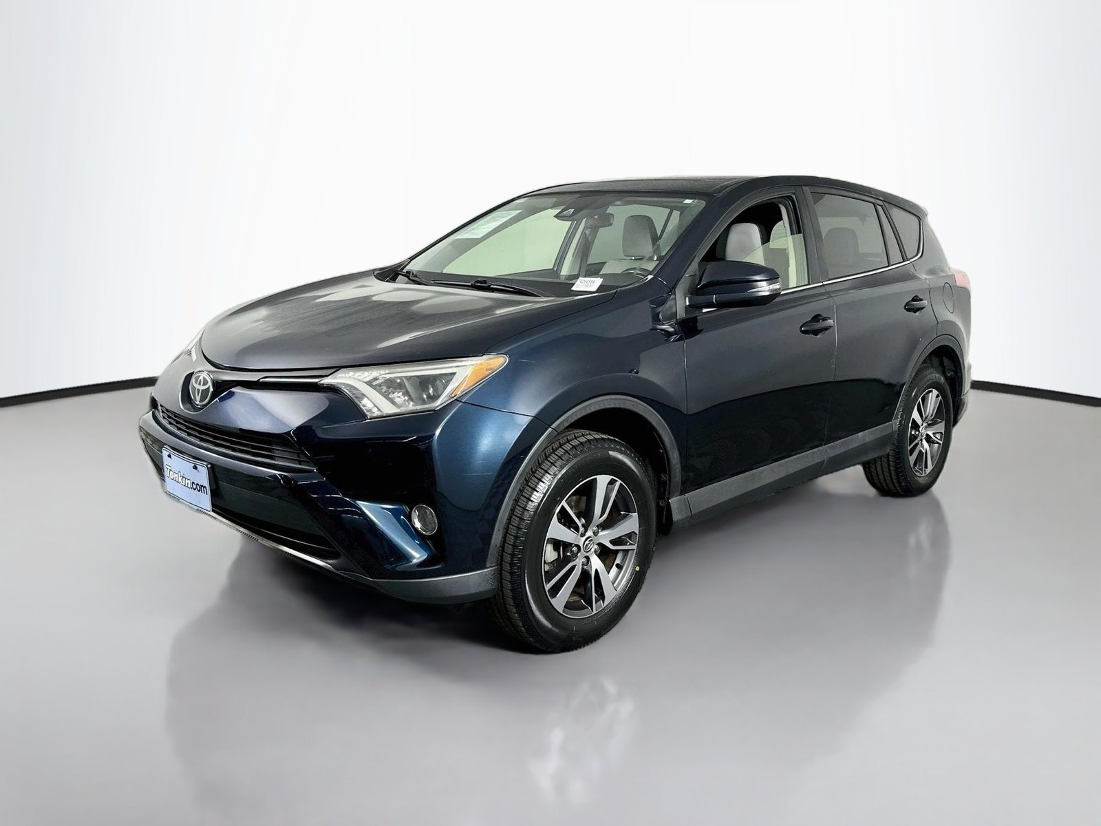 Used 2018 Galactic Aqua Mica Toyota XLE image 3