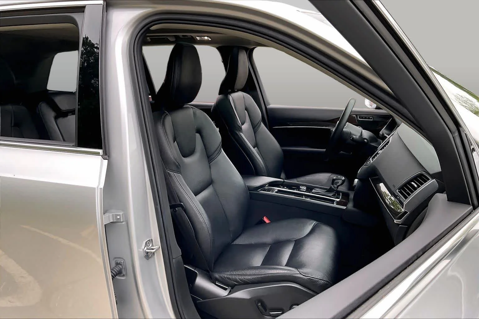 Used 2019 Bright Silver Metallic Volvo Momentum image 8