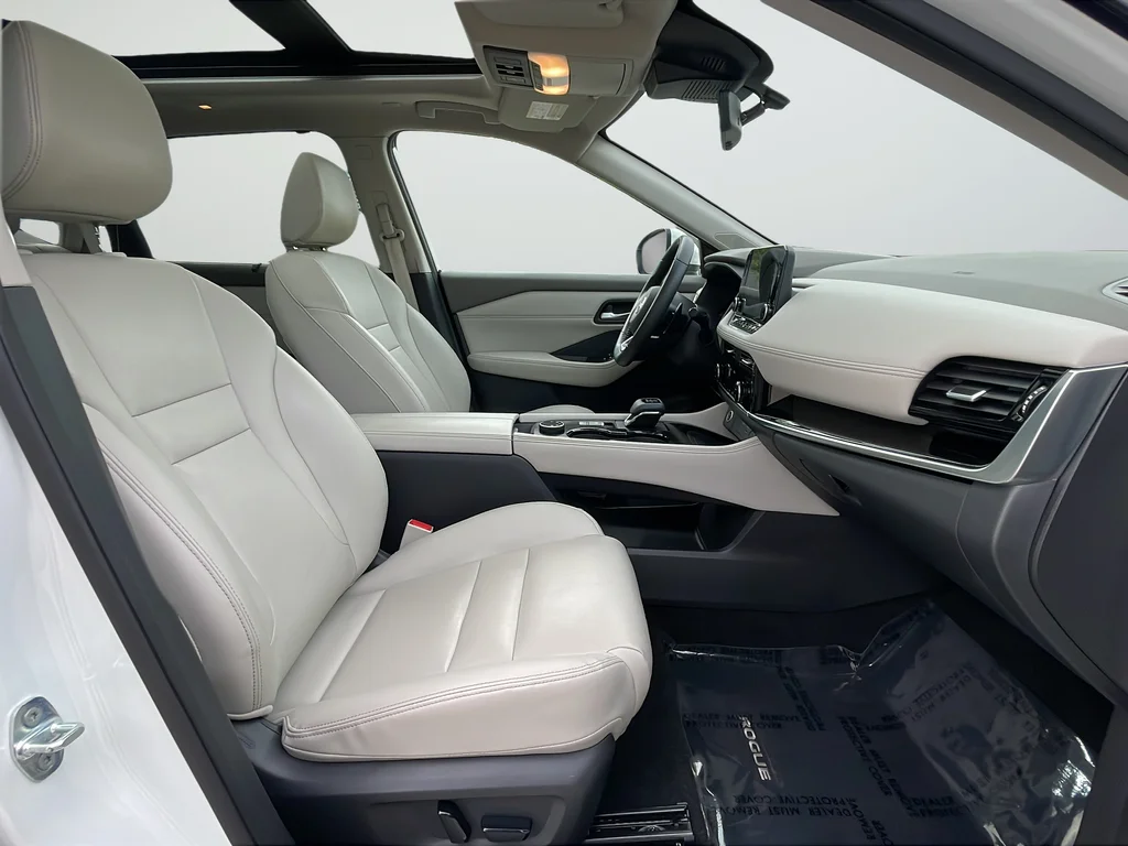Used 2022 White Nissan SL image 26