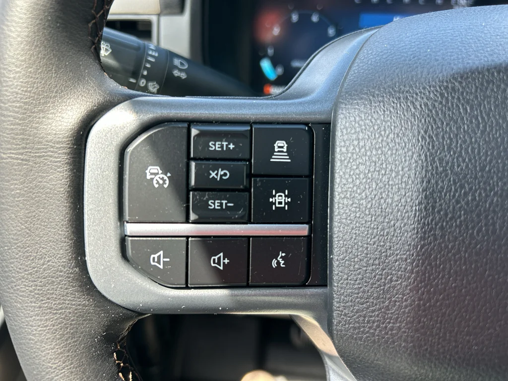 Certified Used 2025 Oxford White Ford LARIAT image 11