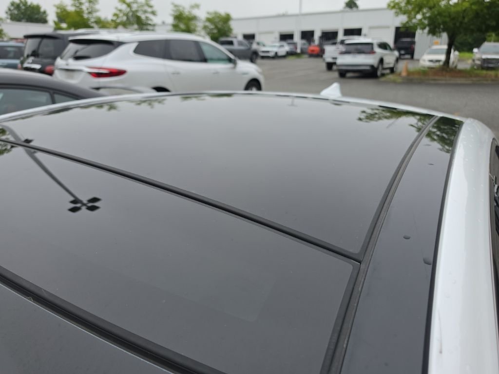 Certified Used 2023 Uyuni White Genesis 2.0T image 7