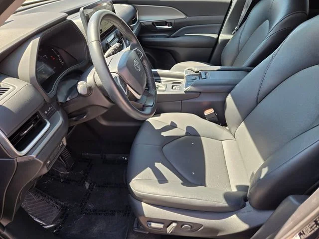 Used 2025  Toyota XLE image 10