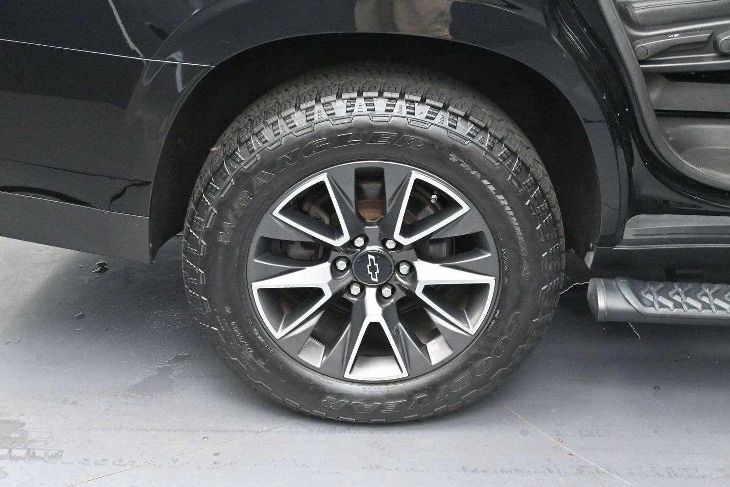 Used 2021 Black Chevrolet Z71 image 38