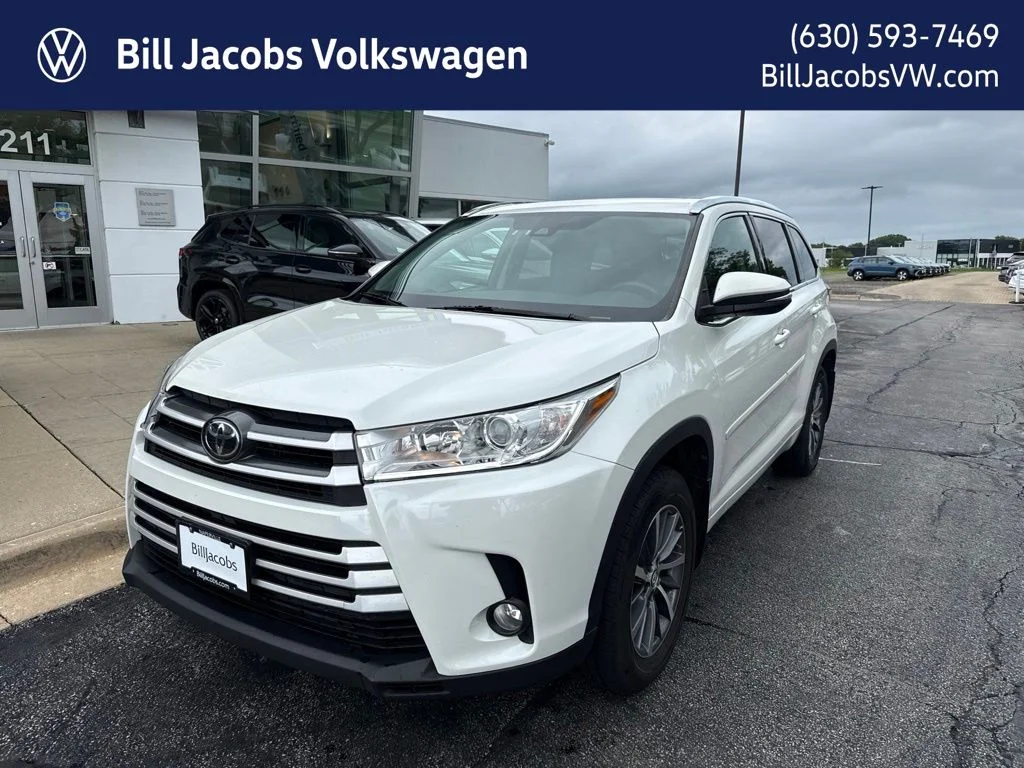 Used 2018 White Toyota XLE image 1