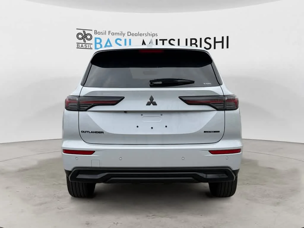 New 2026 White Diamond Mitsubishi LE image 4