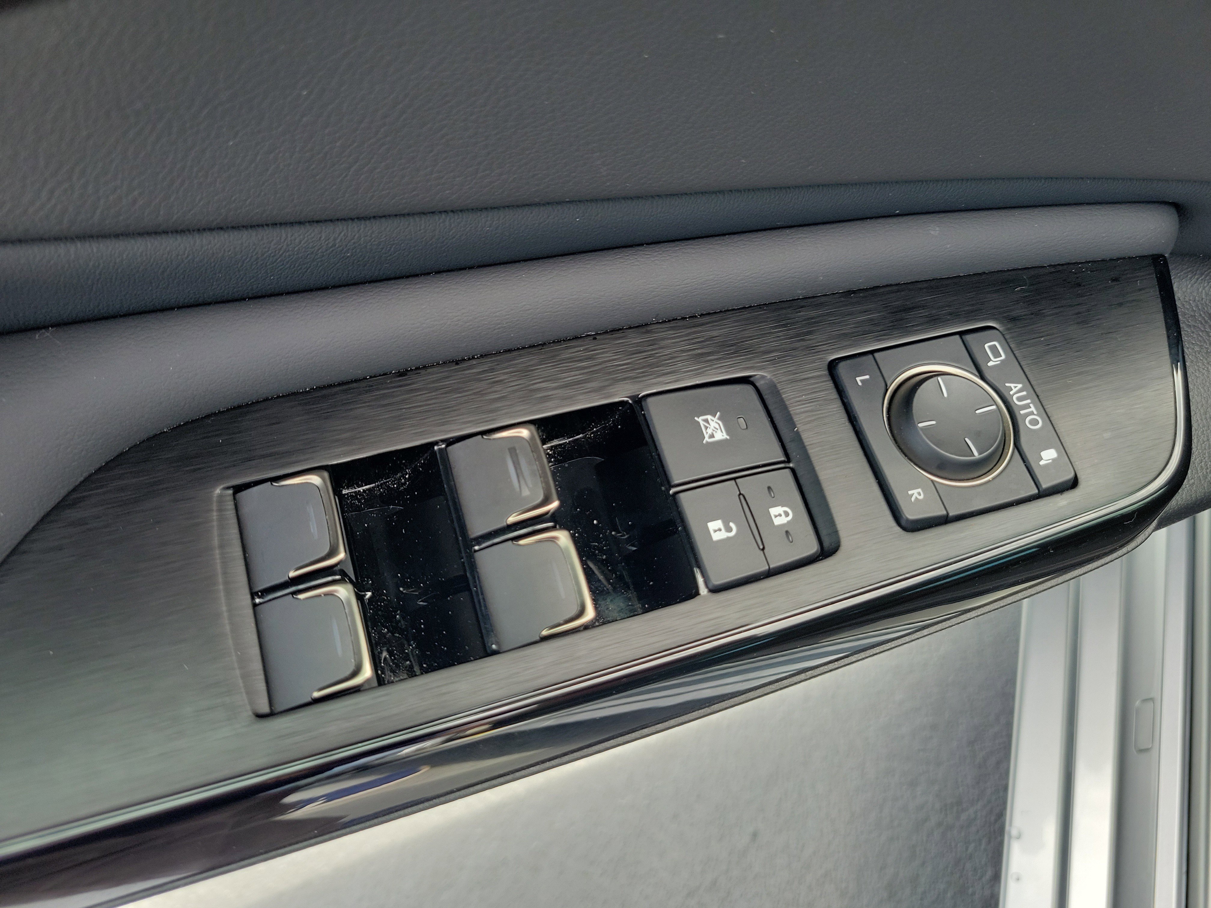 2025 Lexus ES 350 - Photo 21