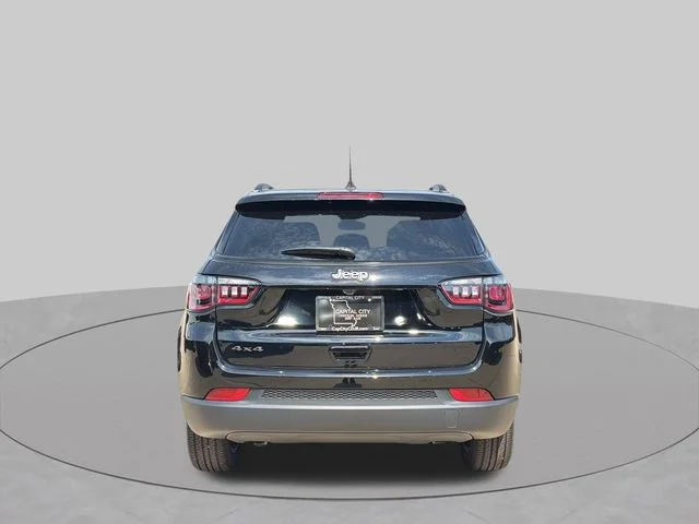 New 2026 Diamond Black Crystal Pearl-Coat Exterior Paint Jeep Latitude image 5