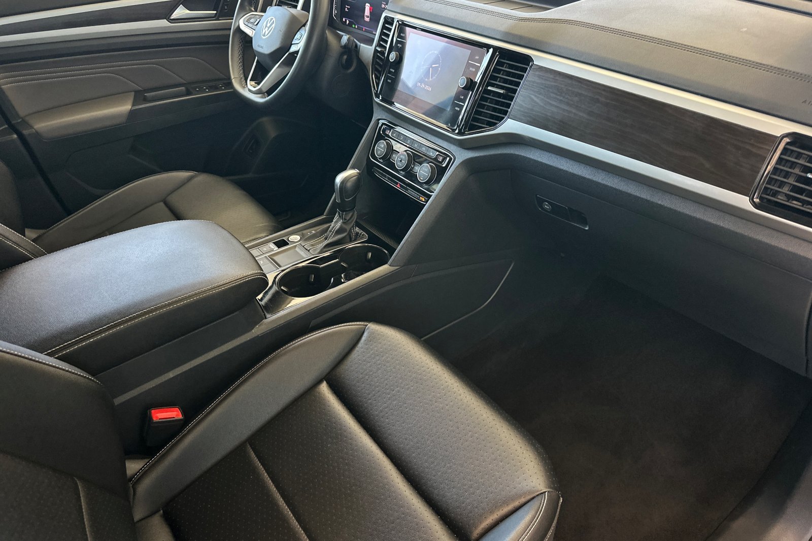 Used 2022 Deep Black Volkswagen 3.6L V6 SE w/Technology image 17