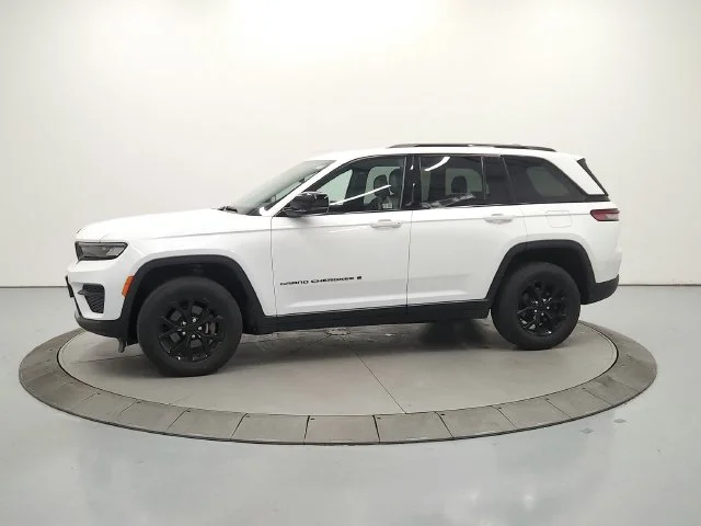 Used 2024 White Jeep Altitude image 5