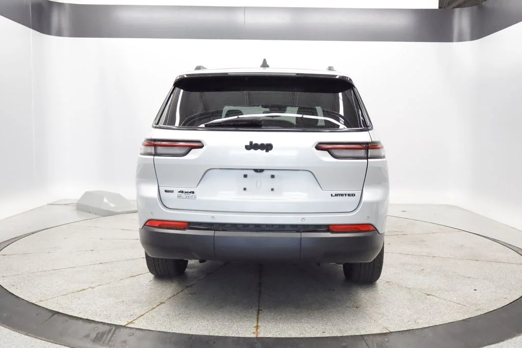 Used 2022 Silver Jeep Limited image 4