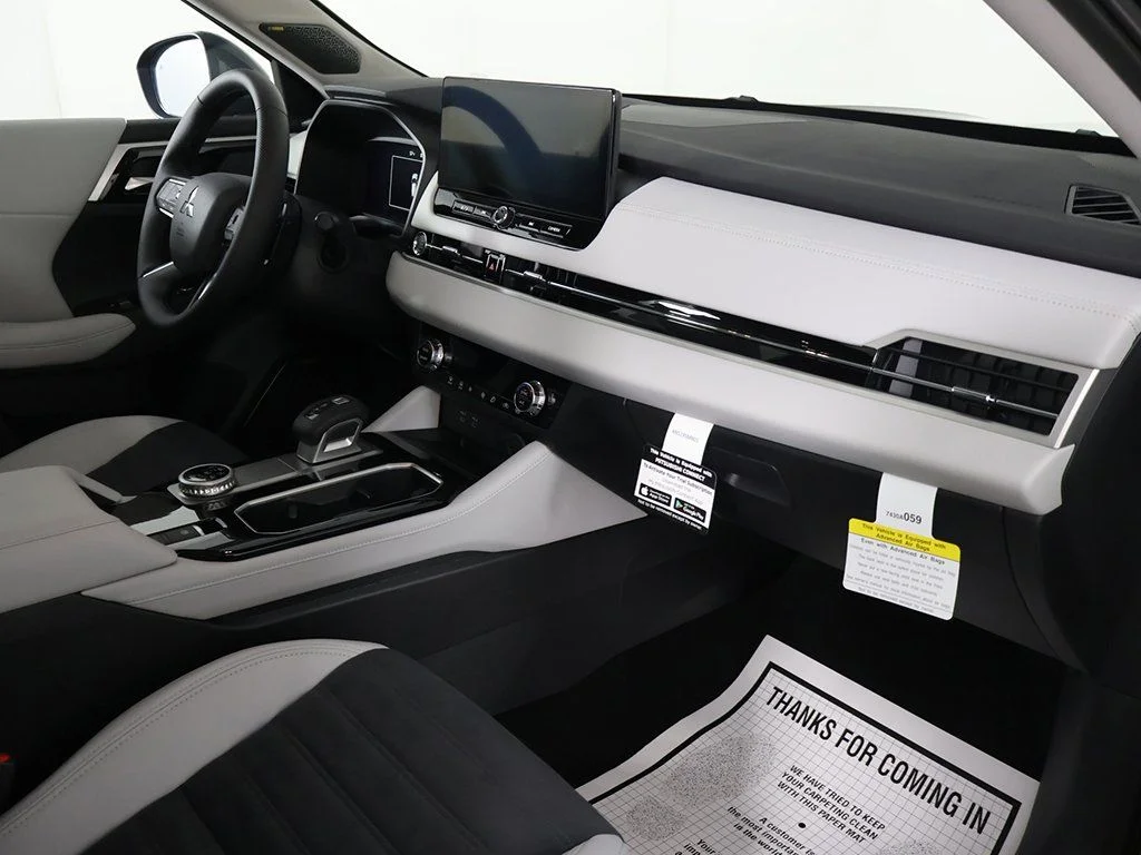 2025 Mitsubishi Outlander SE - Photo 32